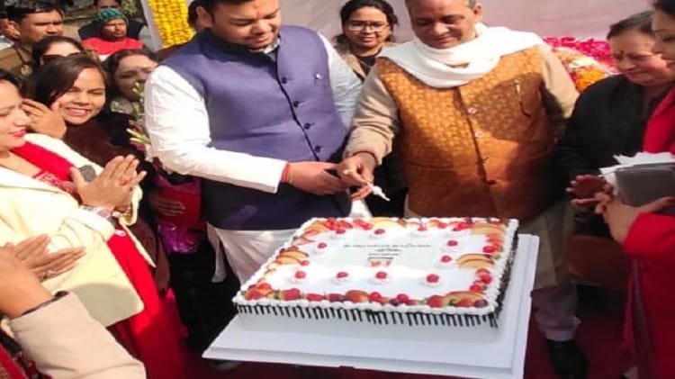 Kalyan Singh Birthday: अलीगढ़ से लखनऊ तक याद किए गए बाबूजी, शहर में प्रतिमा लगाने की मांग कल्याण सिंह के बर्थडे पर कैक काटते राजू और संदीप भैय्या