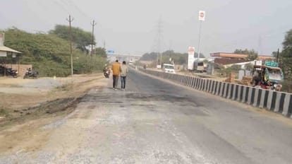 मानवता हुई शर्मसार: पूरी रात अधेड़ के शव को रौंदते रहे वाहन, हाथ-पैर और सिर हो गया था गायब Vehicles kept trampling dead body of middle aged all night in gorakhpur