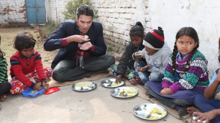 कटनी कलेक्टर ने बच्चों के साथ बैठकर मध्यान्ह भोजन किया।