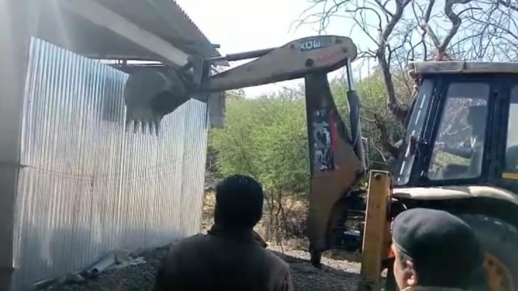 पुलिस पर फायरिंग कर फरार हुए अफीम तस्कर के खिलाफ नीमच पुलिस-प्रशासन ने बड़ी कार्रवाई की।