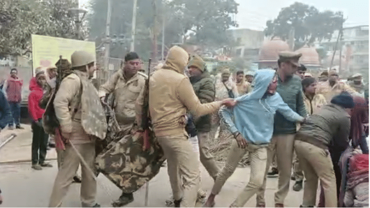 Mathura: वृंदावन में खादर की जमीन से अतिक्रमण हटाने का विरोध, किसानों ने किया बवाल, कई गिरफ्तार पुलिस ने कई लोगों को किया गिरफ्तार