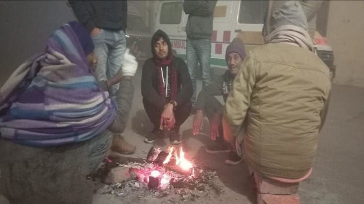 Rampur News: कोहरे की चादर में लिपटा रहा रामपुर, न्यूनतम तापमान चार डिग्री रिकॉर्ड रामपुर में ठंड का प्रकोप