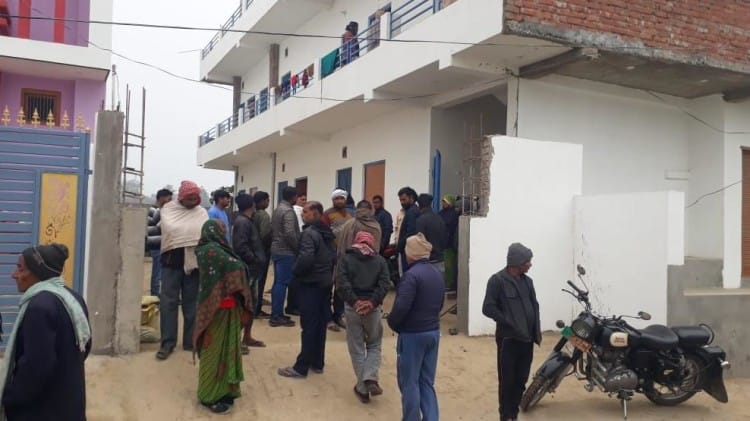 घटना की सूचना के बाद मौके पर जुटी ग्रामीणों की भीड़