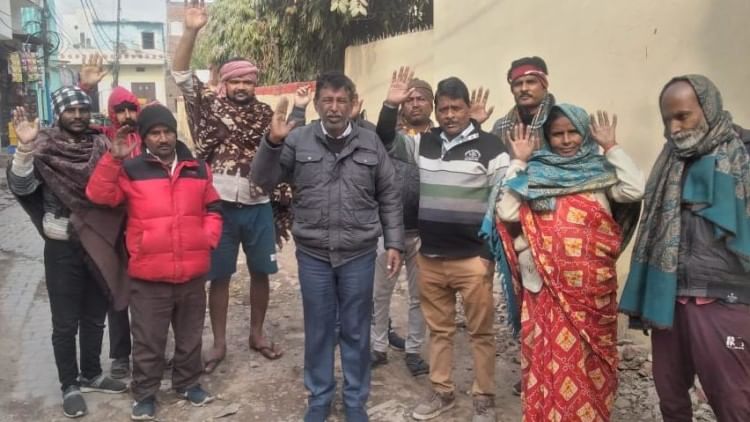 Varanasi: सड़क निर्माण नहीं होने से खफा तुलसीपुर बड़ी गैबी में प्रदर्शन , कहा- निकाय चुनाव का करेंगे बहिष्कार तुलसीपुर बड़ी गैबी में प्रदर्शन करते लोग