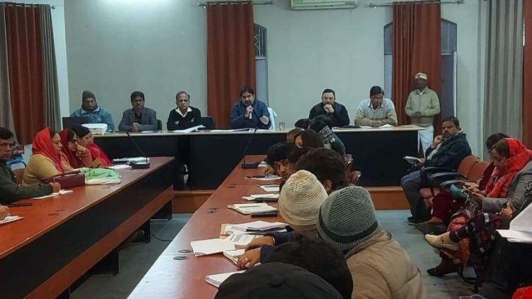 विशेष टीकाकरण पखवाड़ा पर बैठक करते सीडीओ अंकित खण्डेलवाल