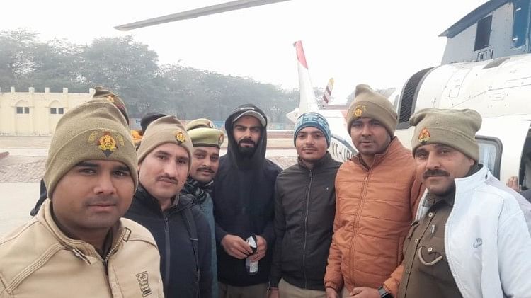 रवाना होने से पहले विराट ने पुलिसकर्मियों के साथ खिंचाया फोटो