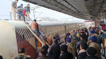 young man burnt alive on top of express train bogie at kasganj railway station