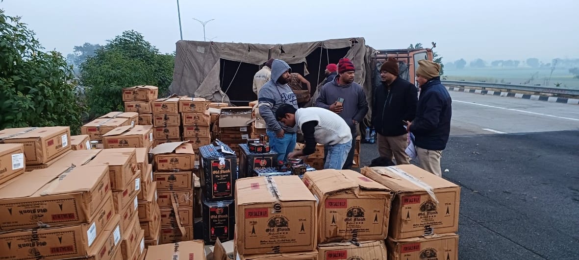 Liquor laden canter overturned due to tire burst