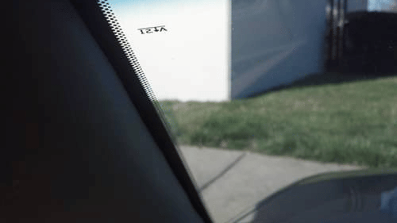 Black dots on the windshield of the car are just design or useful, know the complete details