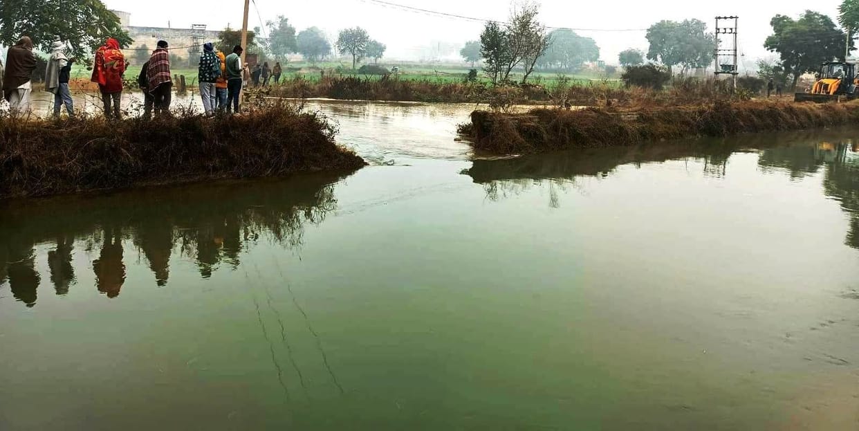 Crop submerged in 80 acres due to breaking of Sarsaud distributary canal