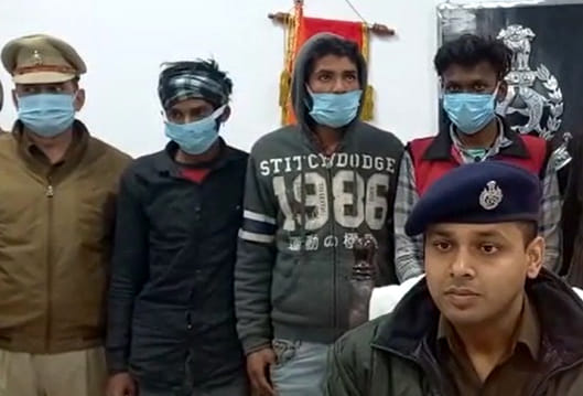 pulis ne pakade teen shaatir chor