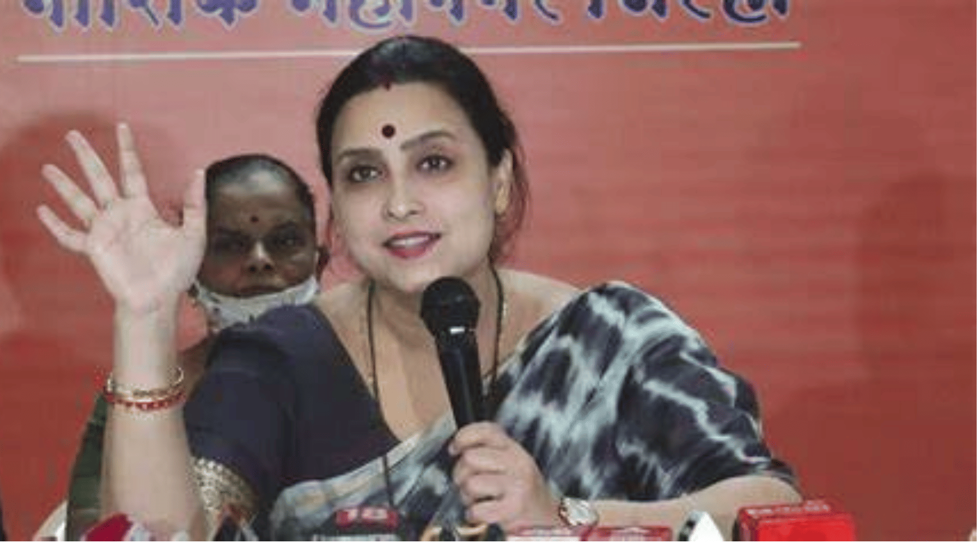 Bjp leader Chitra Wagh ask state women commission taking action over urfi javed