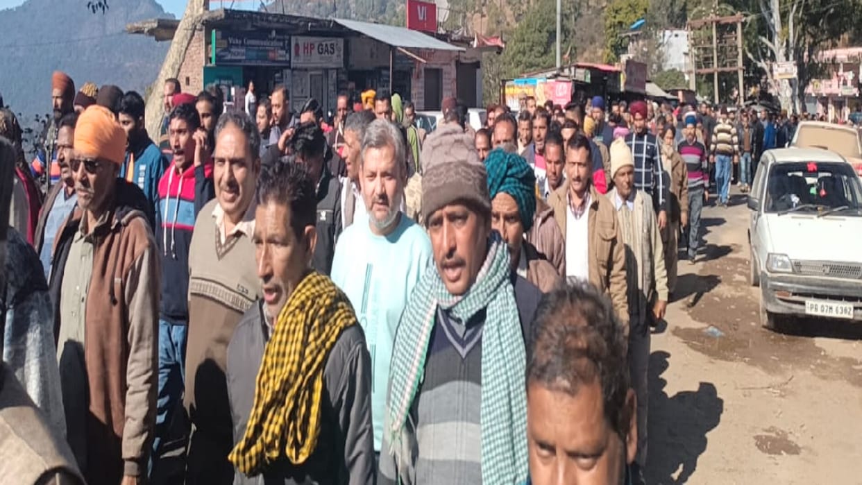 Cement plants Issue: Truck operators took out fury rally in Swarghat, submitted memorandum to SDM