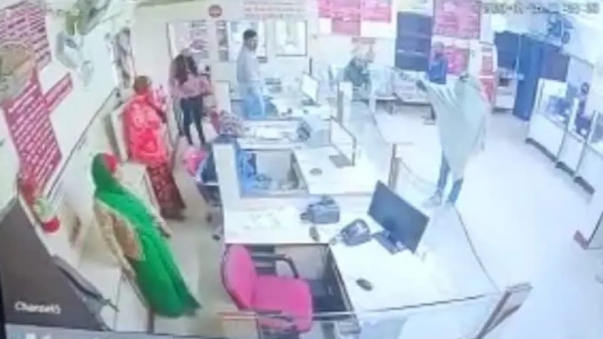 Crime Looting lakhs of rupees in Bharatpur PNB Bank by taking bank workers hostage