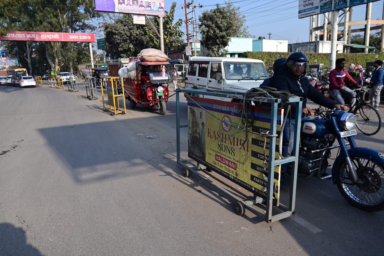 Be careful in fog, following traffic rules without reflector