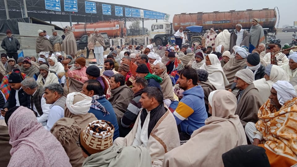 Indefinite strike on KMP Mandauthi toll tax by farrmers in Bahadurgarh