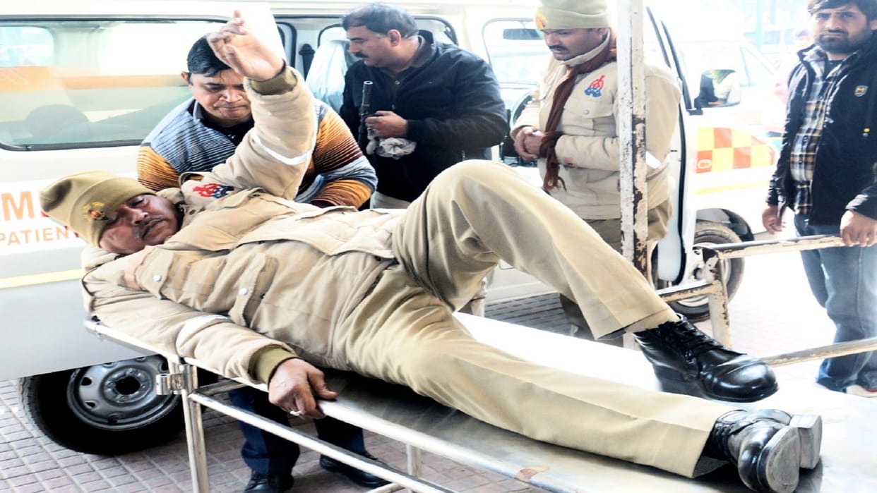 Faridabad Police van taking the prisoners to court overturned