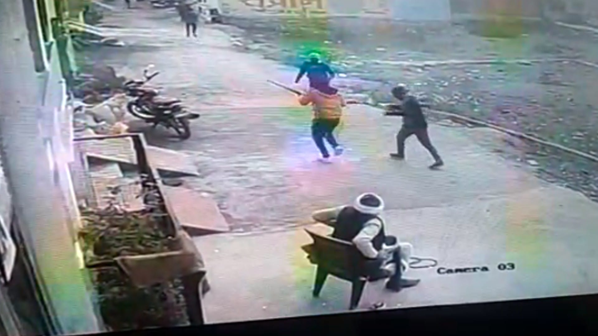जमीन विवाद को लेकर दो पक्षों में जमकर फायरिंग हुई।