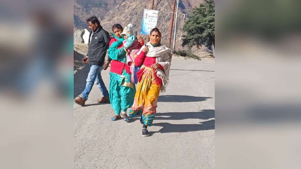 Badrinath Highway Joshimath chakka jam Hungry Tourists Stuck all day