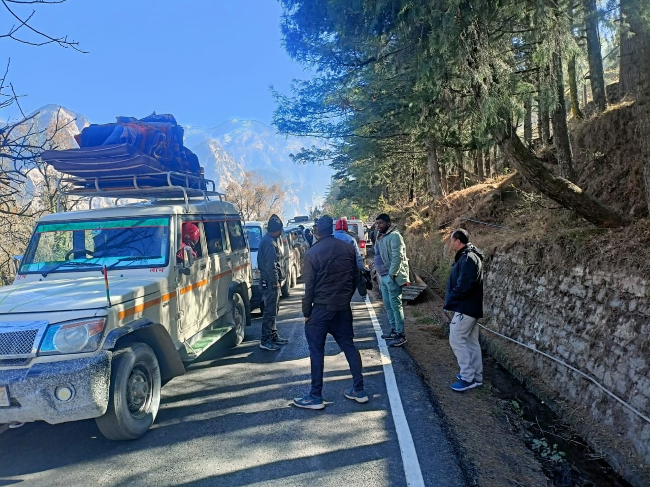Badrinath Highway Joshimath chakka jam Hungry Tourists Stuck all day
