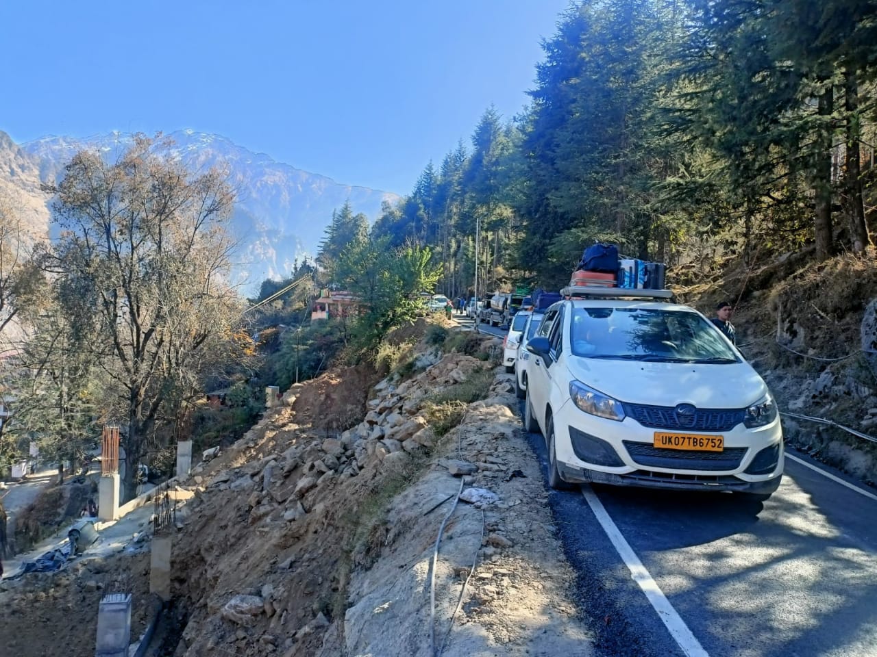 Badrinath Highway Joshimath chakka jam Hungry Tourists Stuck all day