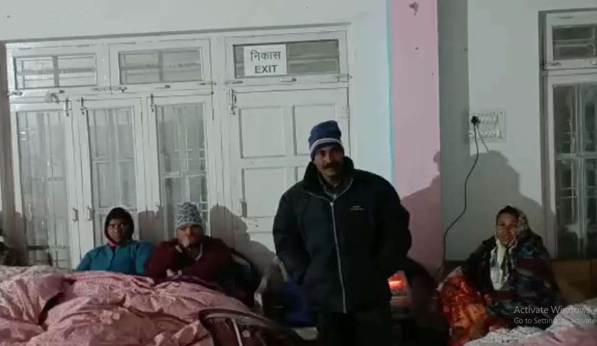 Joshimath Sinking: Affected People Crying and spend Cold Night in Hotel room