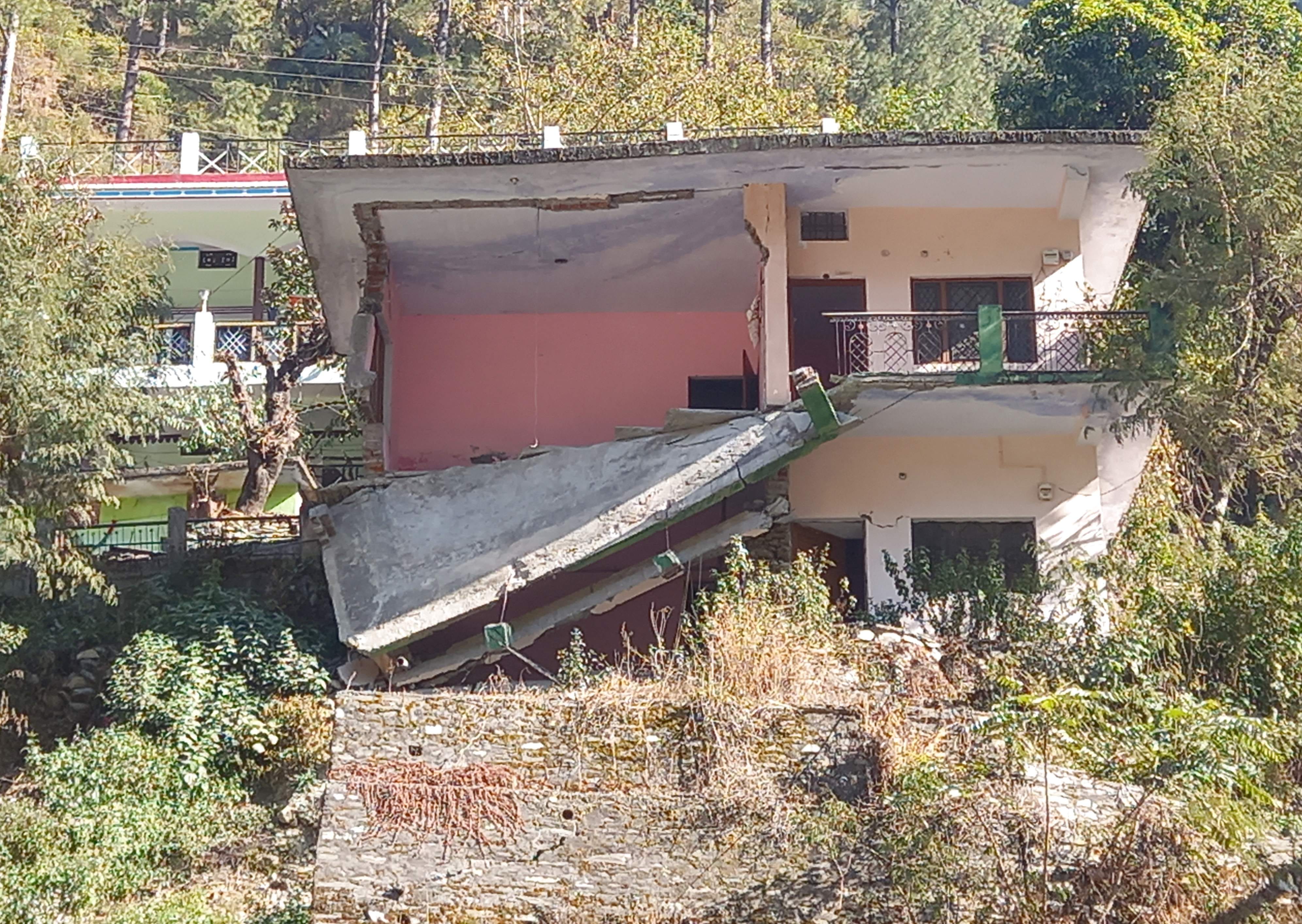 Uttarakhand Karanprayag Landslide cracks in houses 50 families in danger
