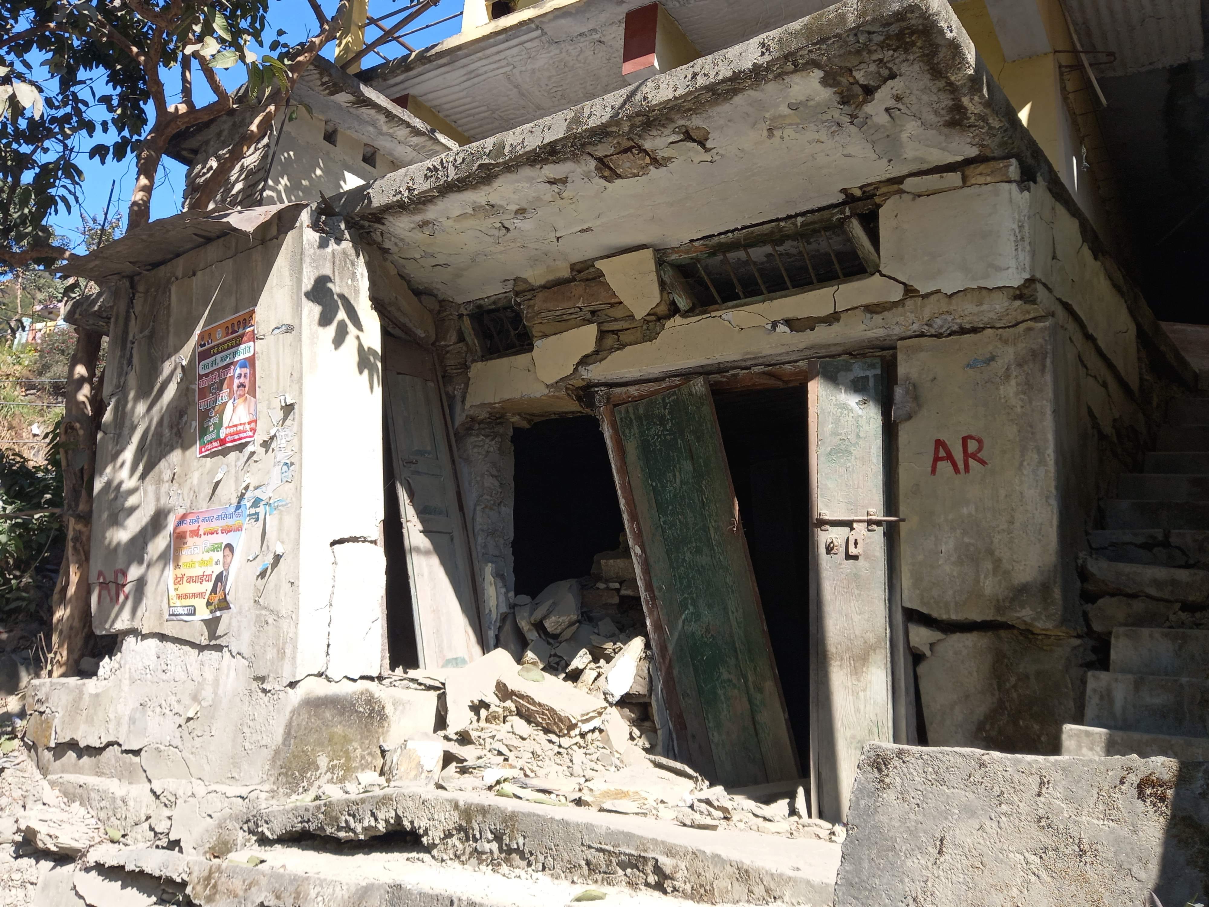 Uttarakhand Karanprayag Landslide cracks in houses 50 families in danger