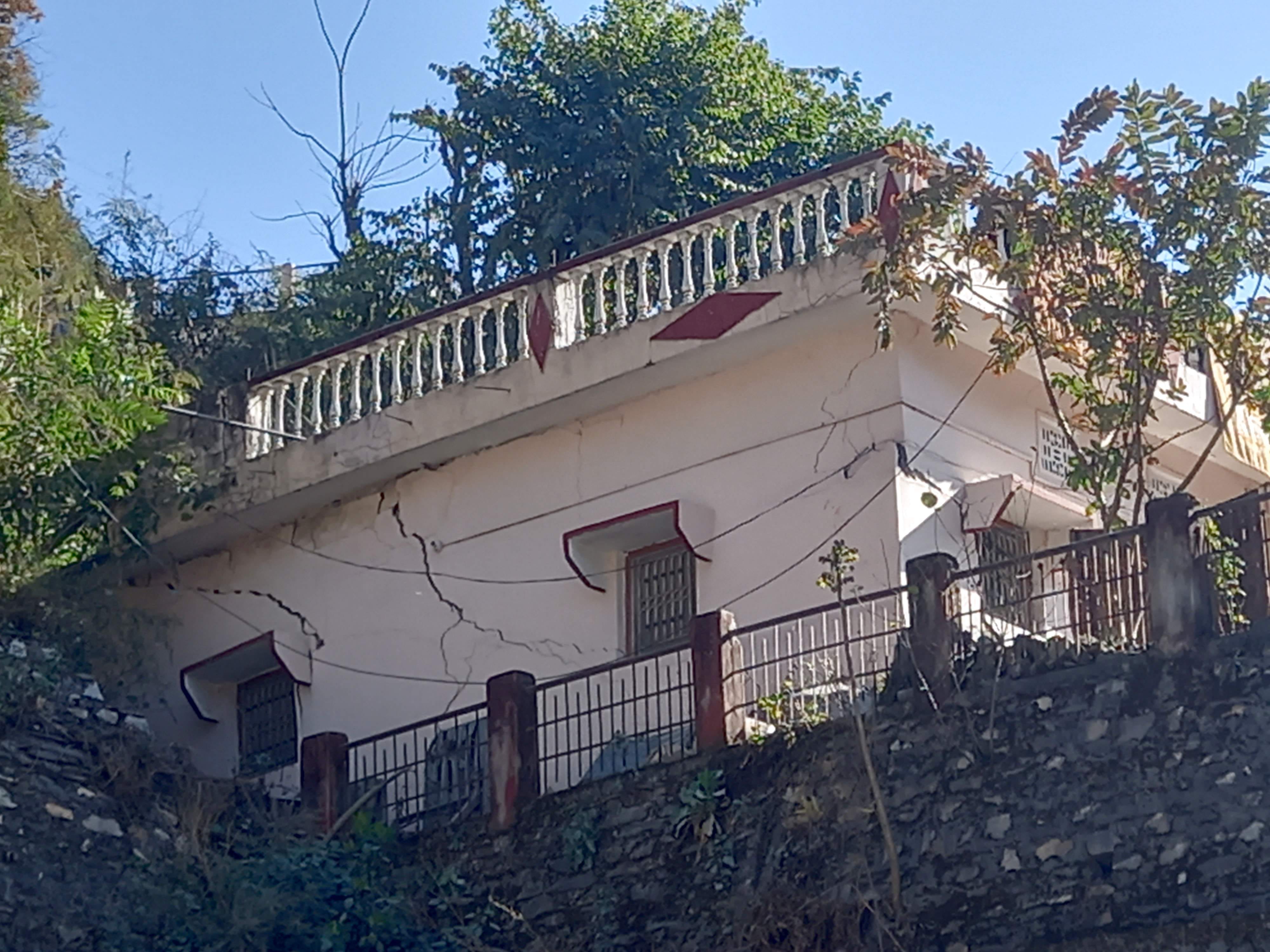 Joshimath Is Sinking Landslide Affected people cried in front of CM Dhami Uttarakhand news watch Photos
