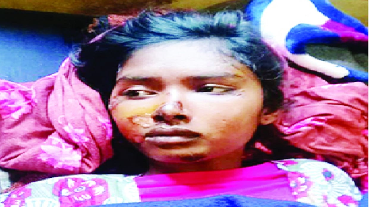 Delhi-like incident in Kaushambi, girl student dragged 300 meters after getting stuck in a car