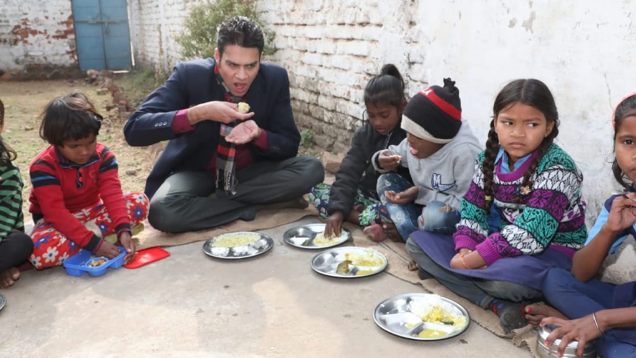 Katni: collector had mid-day meal with school children, notice given for thin pulses