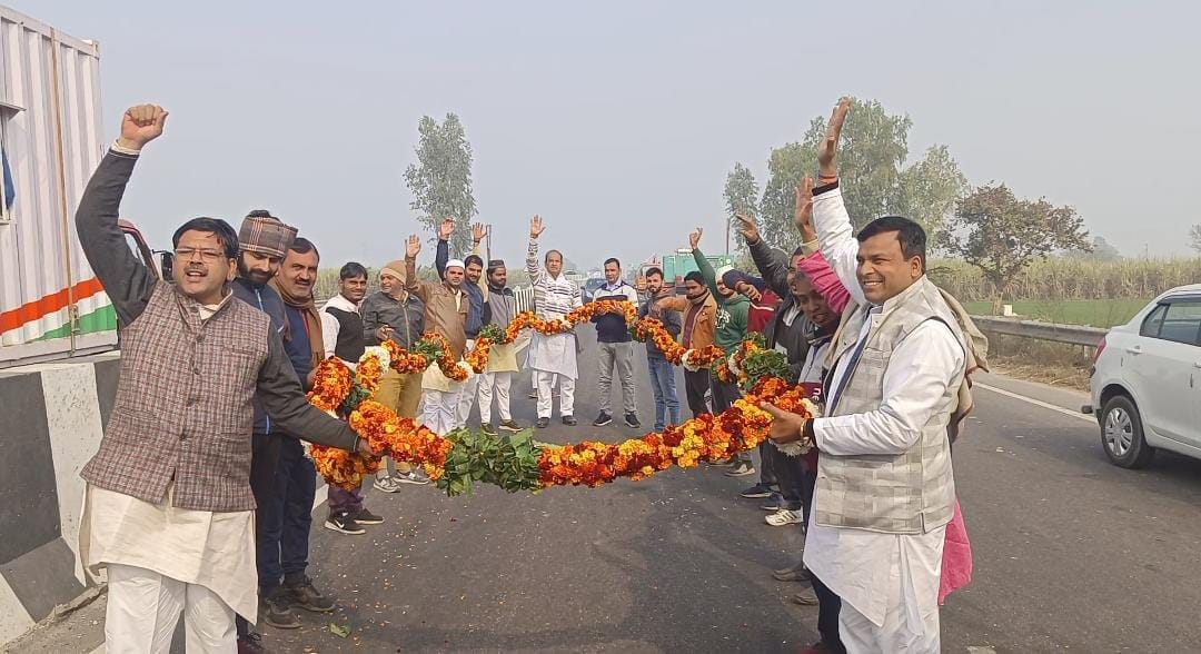 35 feet long garland of flowers prepared to welcome Rahul Gandhi
