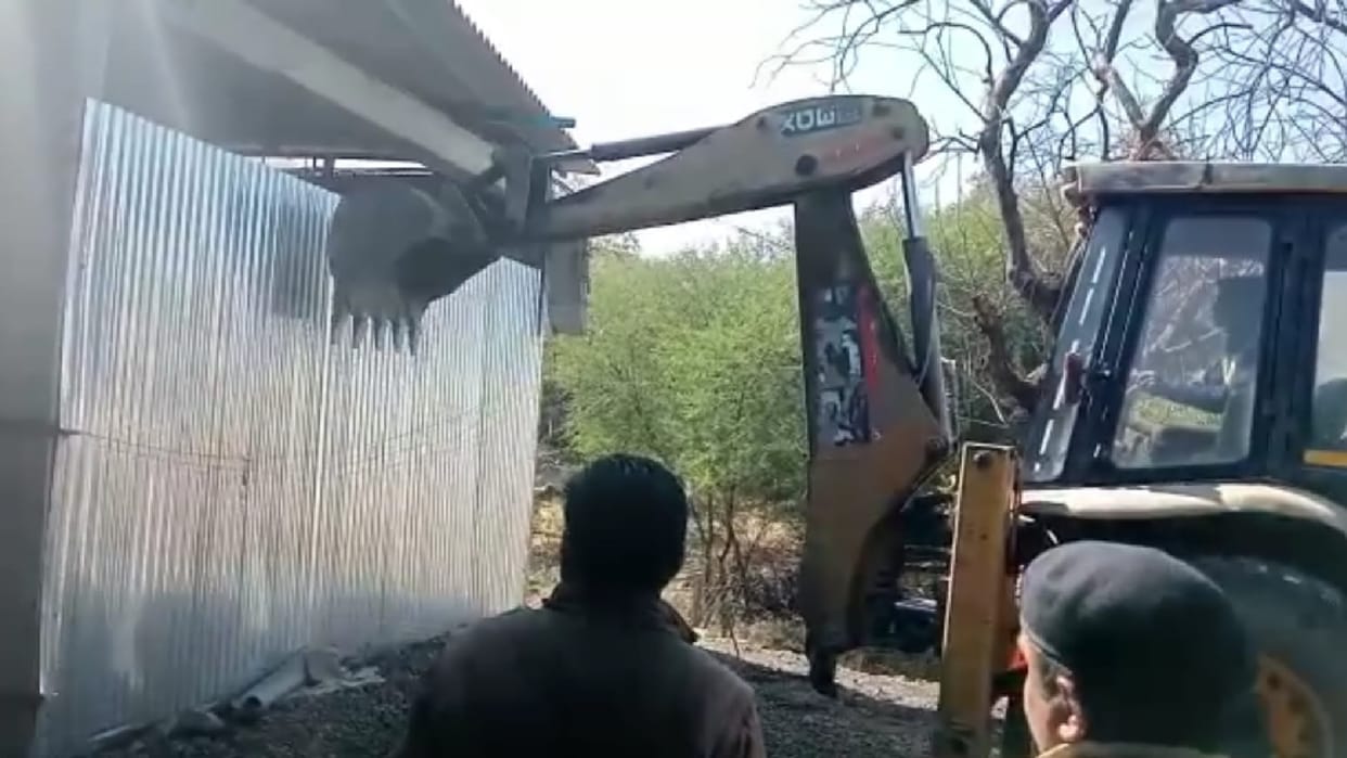 Neemuch: Bulldozer runs on illegal house of opium smuggler firing on police