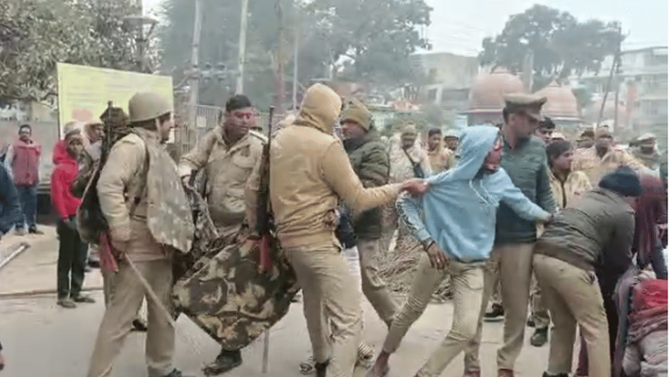 farmers protest against removal of encroachment from Khadar land in Vrindavan Mathura