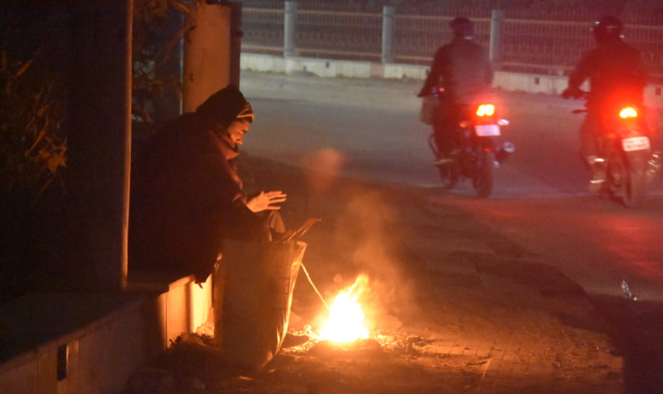 Jammu: bonfire being in room guard became unconscious and fell into the burning coal