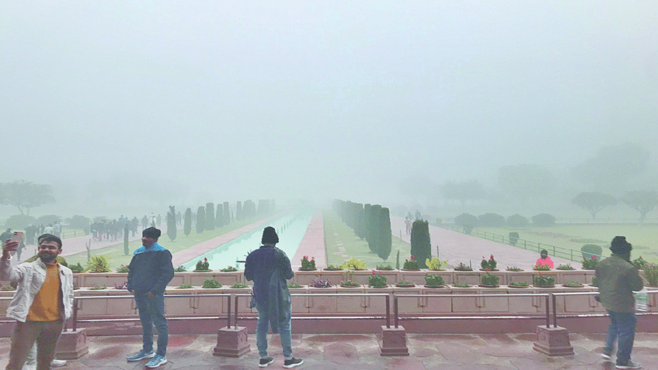 Agra Weather News Night view of Taj Mahal not possible due to fog