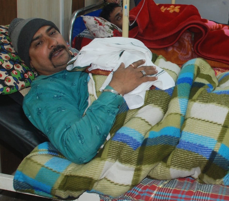 Policemen left the injured municipal worker suffering