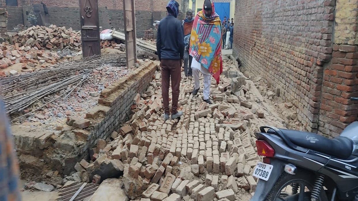 Amroha wall fell on girl who going to pick up goods at shop died