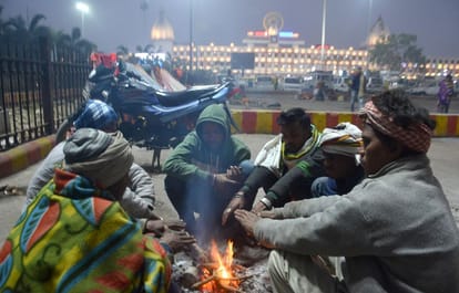 Varanasi Weather News Update Today Heavy Cold Wave Sun Not Come Out kashi vishwanath temple