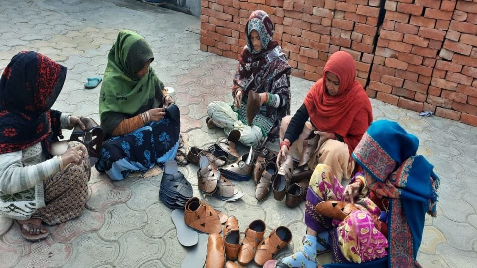 five hundred women became self-sufficient by stitching shoes in Agra