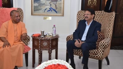 CM Yogi Adityanath meets to business leaders of Banking sector in Mumbai.