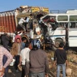ट्रक और बस की आमने सामने से हुई टक्कर।