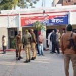 जांच करती पुलिस।
