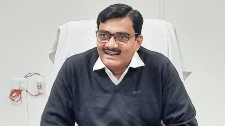 Aligarh News: सम्पूर्ण समाधान दिवस में डीएम अगले तीन महीने यहां सुनेंगे समस्याएं, अगला सात जनवरी को अतरौली में अलीगढ़ डीएम इंद्र विक्रम सिंह