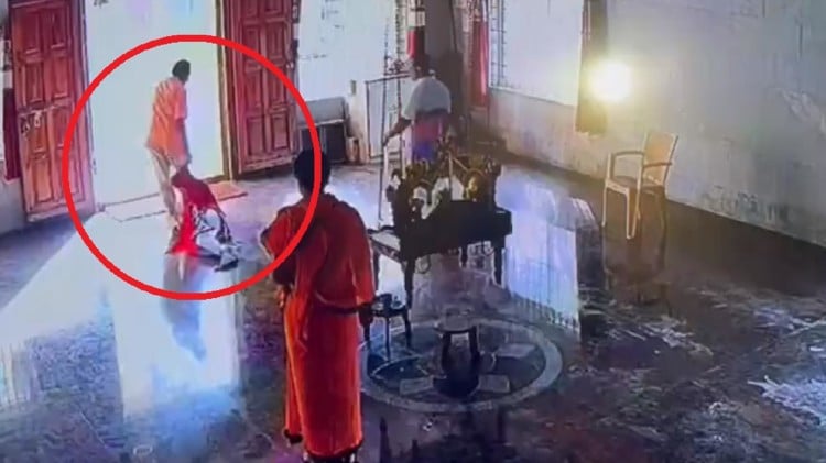 पुजारी ने महिला को बाल पकड़कर घसीटा...