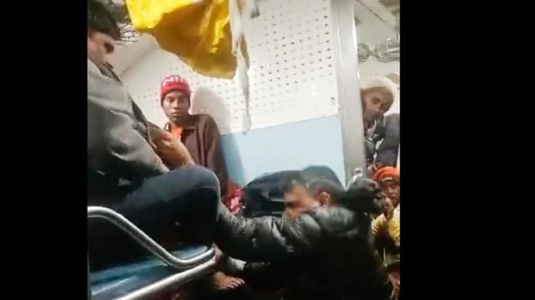 ट्रेन में यात्री के साथ मारपीट करते टीटीई का वायरल वीडियो।
