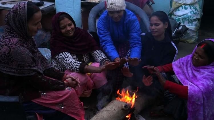 आग से बचने को अलाव का सहारा