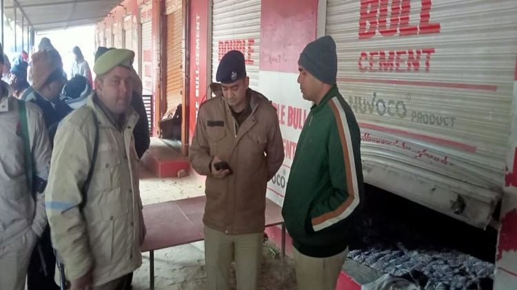 आभूषण दुकान में चोरी की सूचना के बाद पहुंची पुलिस