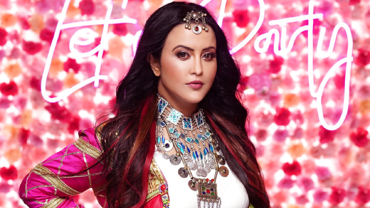 maharashtra Deputy CM Devendra Fadnavis wife Amruta Fadnavis song Mood Banaleya with Meet Bros released