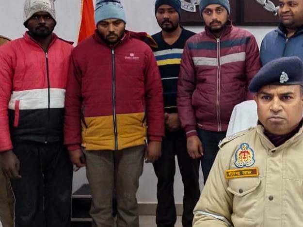 Four arrested for fake entrapment by keeping a pistol in the shop